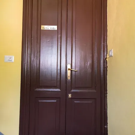 Bella Alda Beautiful Castle Penthouse דירה